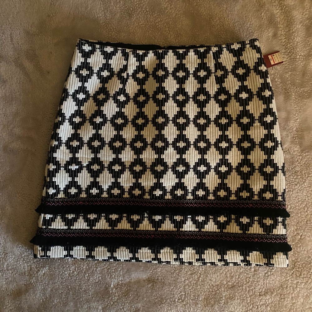 NWT Merona Black and White Merona Geometric Mini Skirt. SZ 10